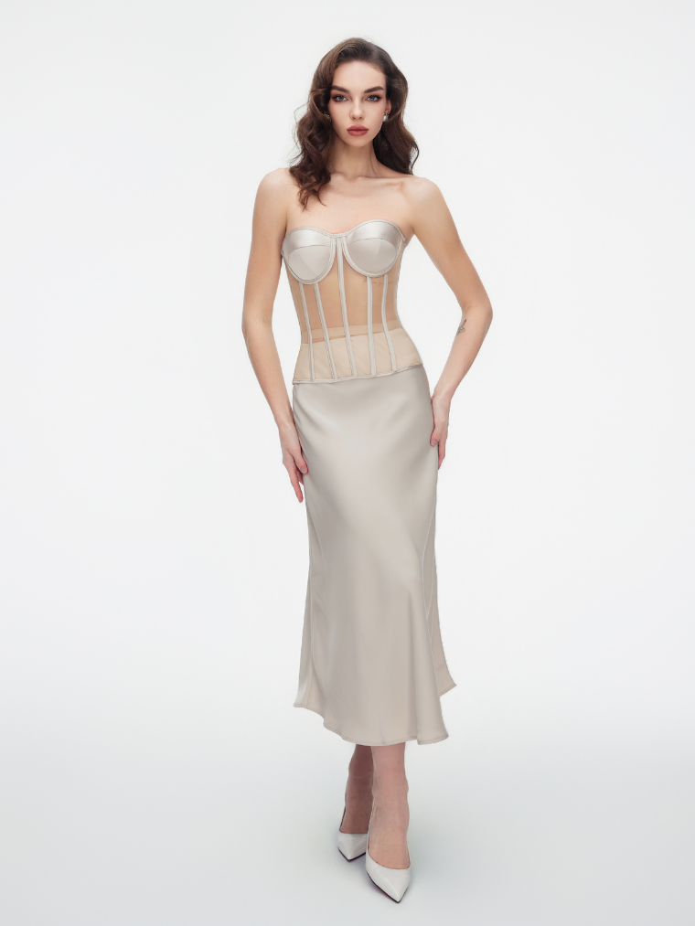 Elya corsé completo atrevido