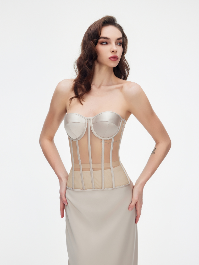 Elya corsé completo atrevido