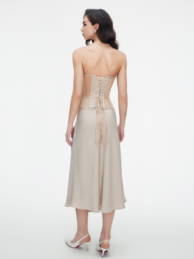 Elya corsé completo atrevido